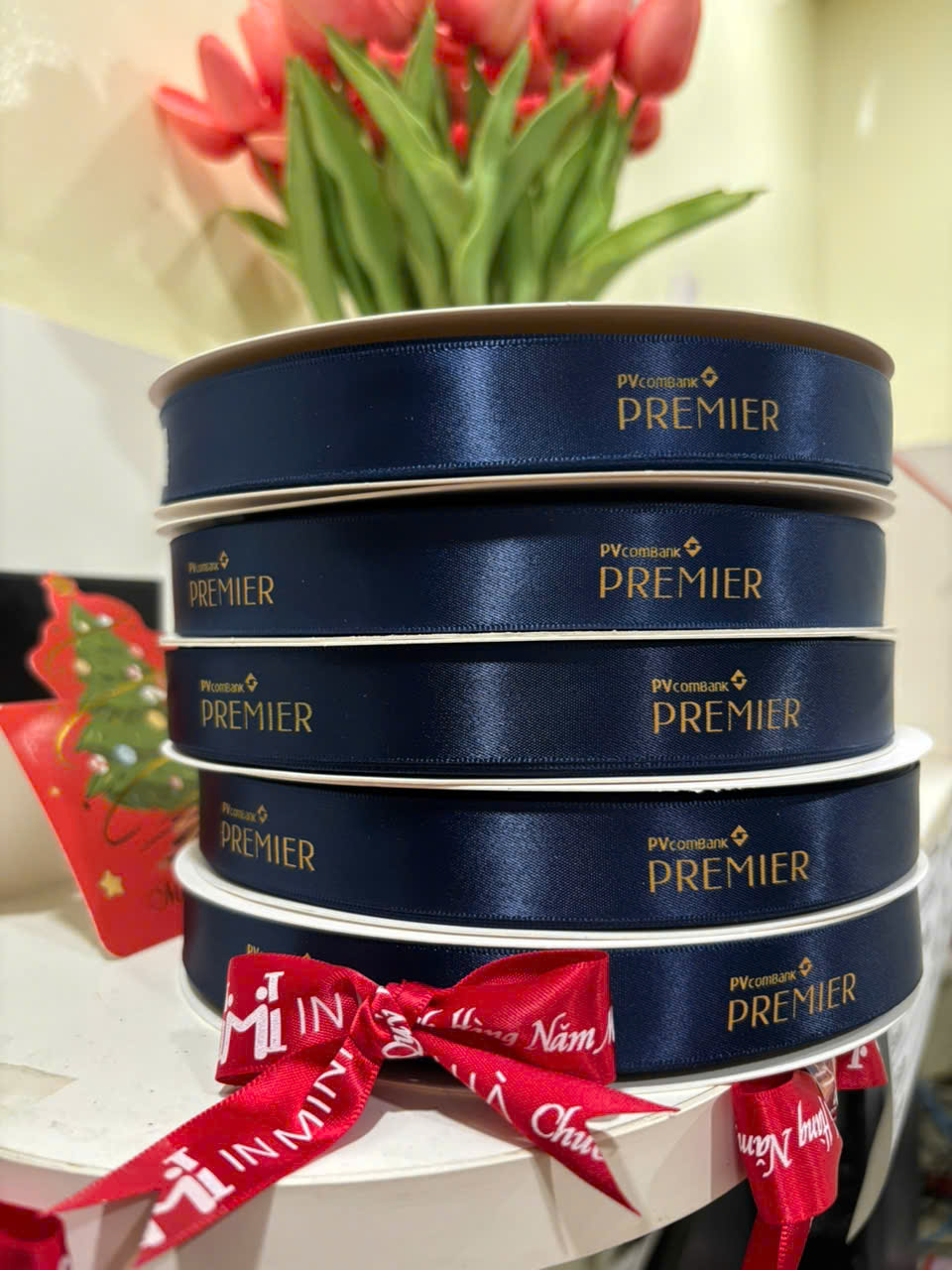 In dây ruy băng cho ngân hàng PVcomBank – sang trọng, chuyên nghiệp, chuẩn nhận diện thương hiệu