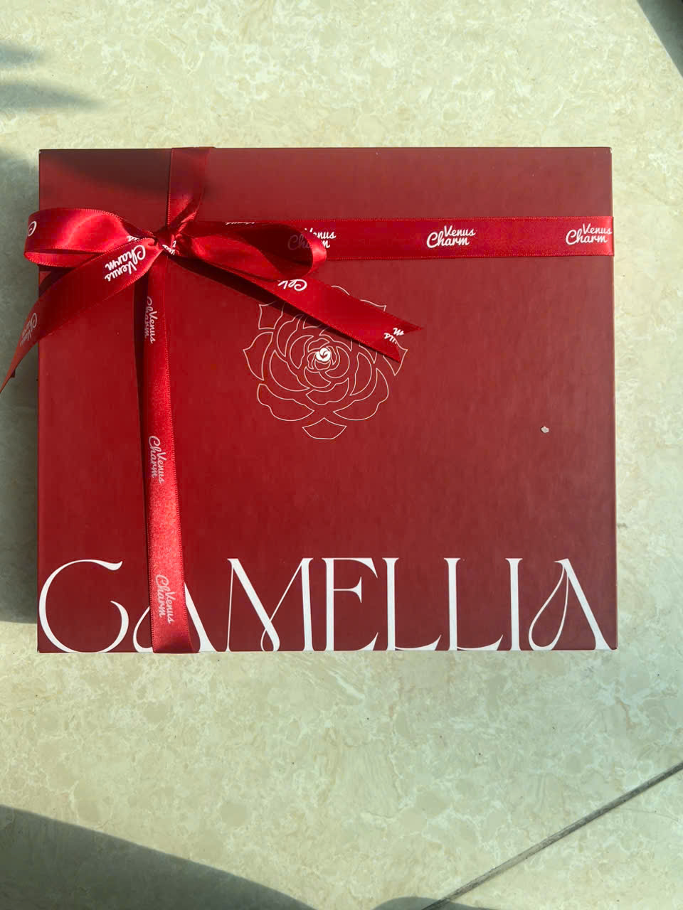 Chỉn chu từ chiếc nơ: ruy băng đỏ VENUS CHARM cho mùa Noel yêu thương